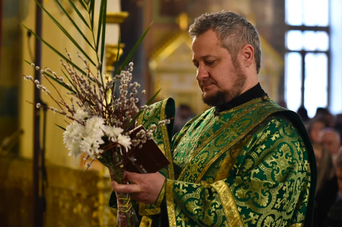 Фото Вербное воскресенье в Новосибирске: сотни горожан собрались на службу в Вознесенском соборе 4